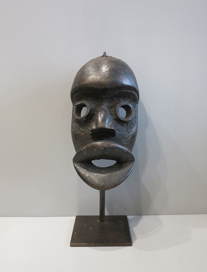 Masque DAN 面具上有张开的嘴和隆起的额头，眼睛由圆孔呈现。

象牙海岸，丹族。

11x9x20厘米