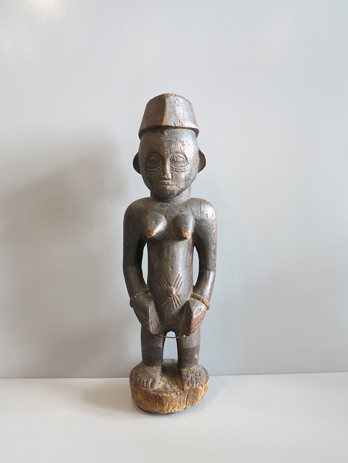 Maternité Senoufo 孕妇雕像站立，双臂脱离身体，双手饰有手镯，放在肚脐两侧的太阳疤痕上。不对称的乳房。

象牙海岸，Senoufo族群。

9x&hellip;