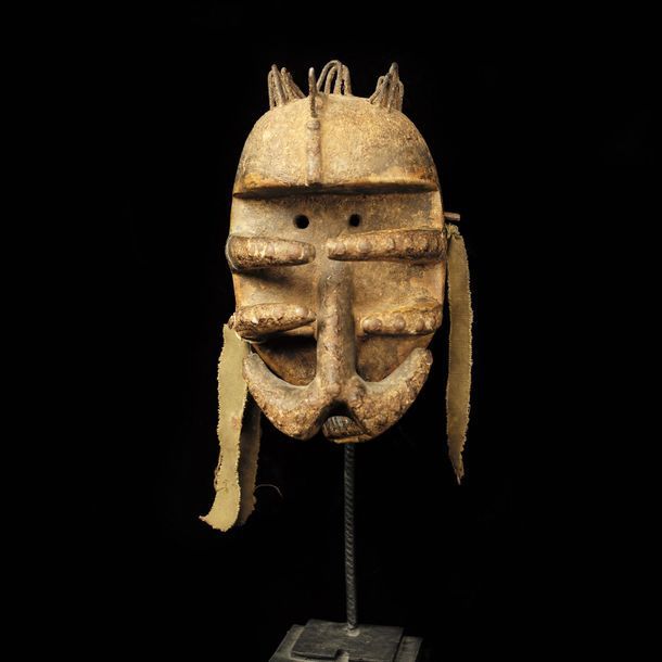 Masque Bété 战士的面具

锈迹斑斑的木材

象牙海岸民主共和国，Bété族群，20世纪。

38 x 16 cm