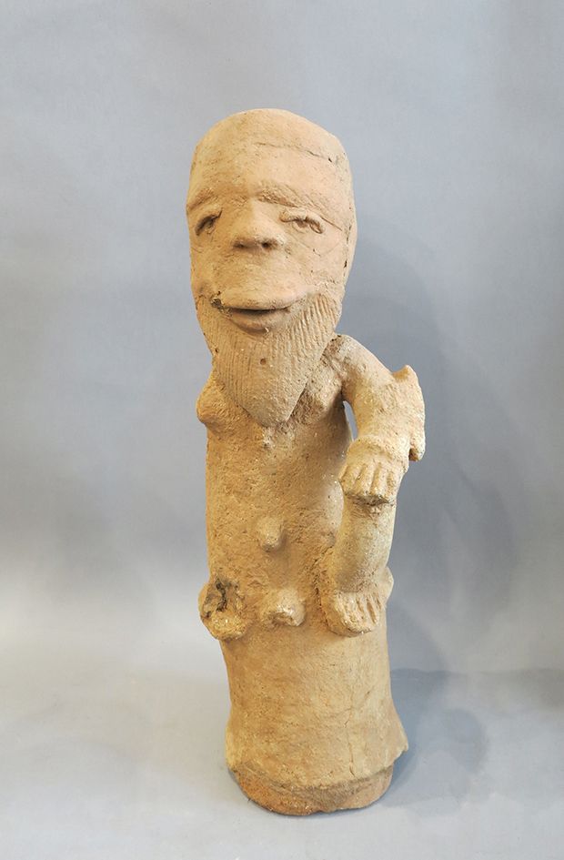 Buste Sokoto 一个有胡子的男性形象，左手放在膝盖上坐着，右肢没有。

赭色赤土.

非洲，尼日利亚，索科托文化（公元前5年-公元5年

高55厘米。&hellip;