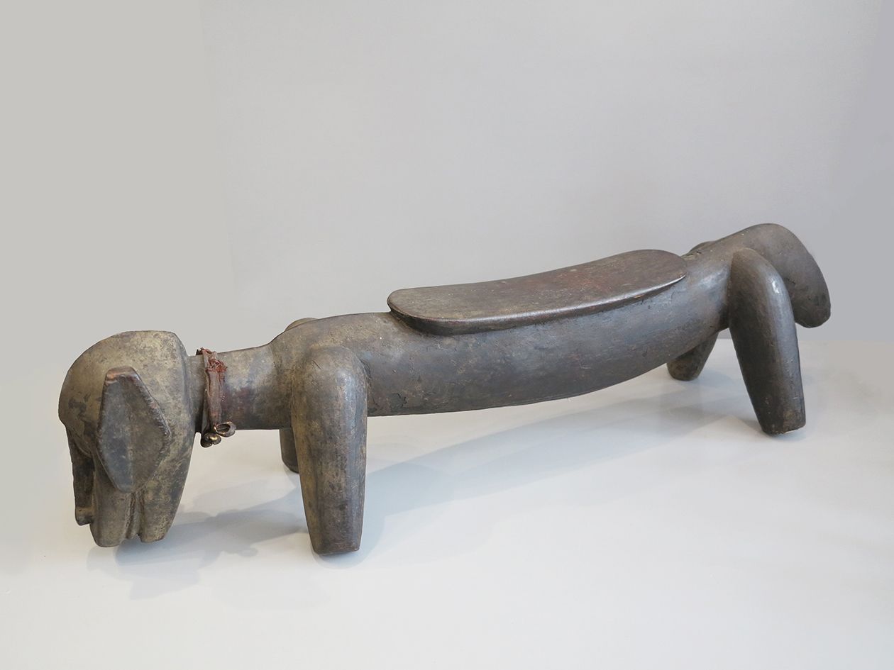 Siège zoomorphe 四条腿的变异雕像，背上有一个座位。

象牙海岸, 塞努弗族

74x18xH17厘米（座椅8x29x17厘米
