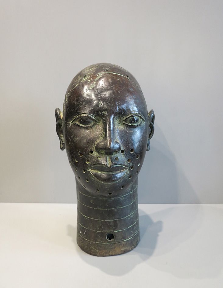 Tête Ifé Oni Ifé Kopf aus Bronze, hergestellt mit verlorenem Wachs.

Die Rillen &hellip;