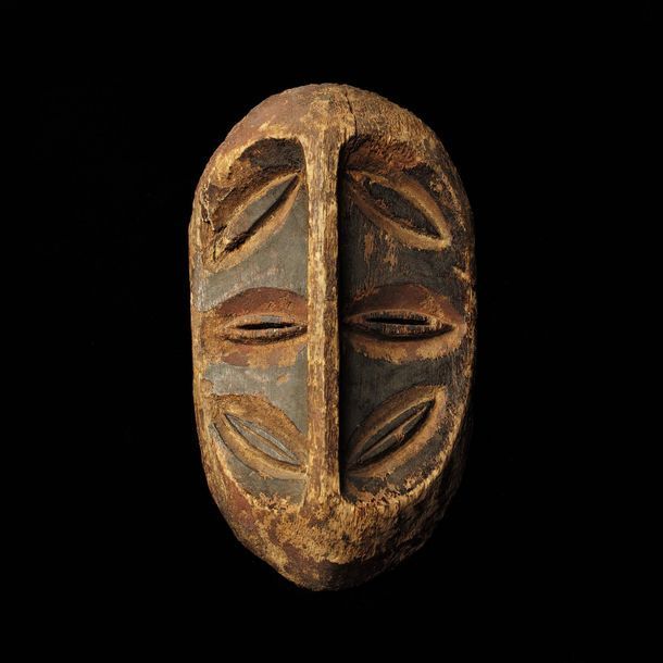 Masque Kwélé Kwele面具

一个平坦的、椭圆形的表面。在木头上雕刻了六个杏仁形的眼睛，对称地分布在中心轴的两侧

雕刻的木材、颜料和高岭土

加&hellip;