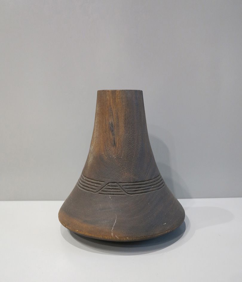 Pot à lait Masai 牛奶壶，有波状和线状的刻痕装饰。

木质，有古老的褐色光泽。

马赛人，坦桑尼亚，20世纪上半叶。 

 17x19厘米