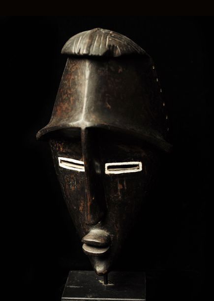 Masque Lwalwa Lwalwa面具

带有黑色光泽的木材

刚果民主共和国

前法国收藏品

二十世纪中叶

35 x 17