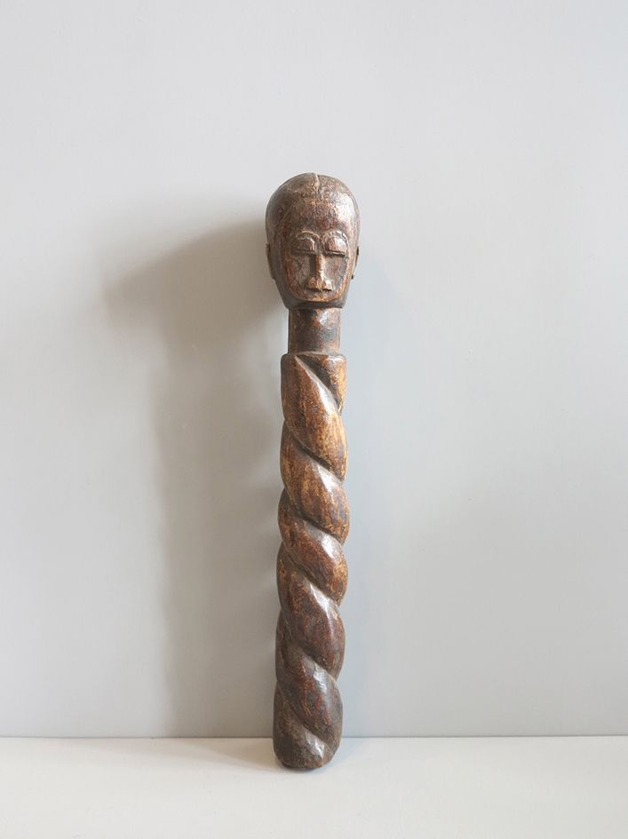 Marteau de Gong 带扭曲手柄的锣锤。

带有棕色铜锈的木材。

象牙海岸，Baule族群。

高28厘米