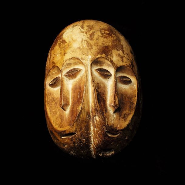 Masque Lega 杰纳斯 "面具，有两个头

20世纪晚期

刚果民主共和国, Lega族群

高45厘米