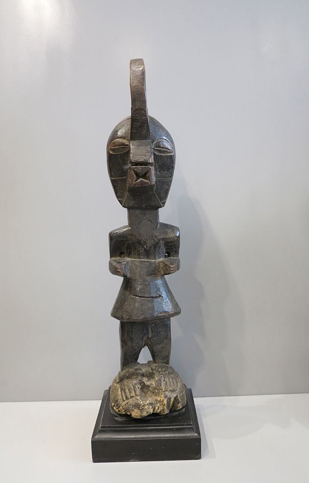 Statue Songyé 拟人化的雕像，站在一个小的圆形平台上。鼻子和嘴是强烈的立体浮雕，头饰由矢状嵴柱代表。

刚果民主共和国, 松耶族

10x10x45&hellip;
