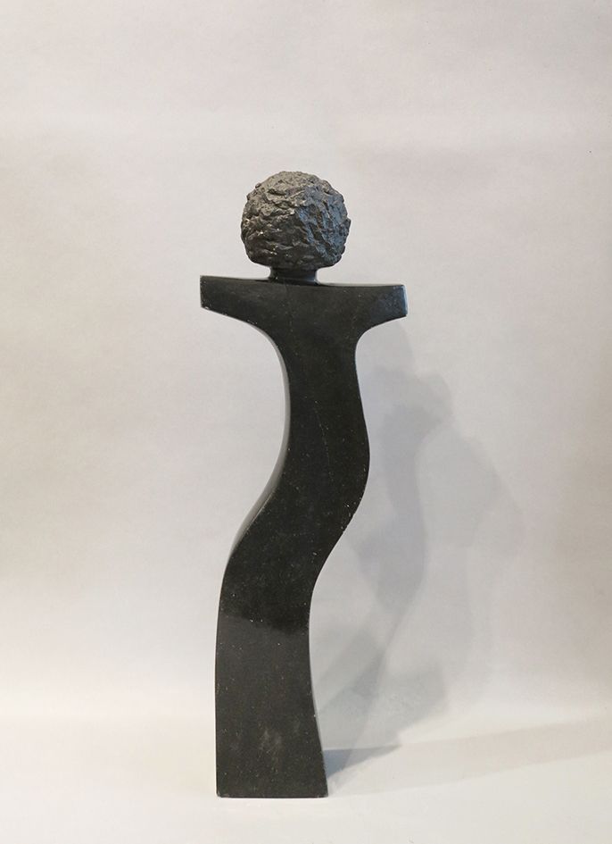 Sculpture contemporaine Shona 当代雕塑 肖纳

经过抛光和打蜡的深色蛇纹石

津巴布韦

签名：J.N.

15x46厘米