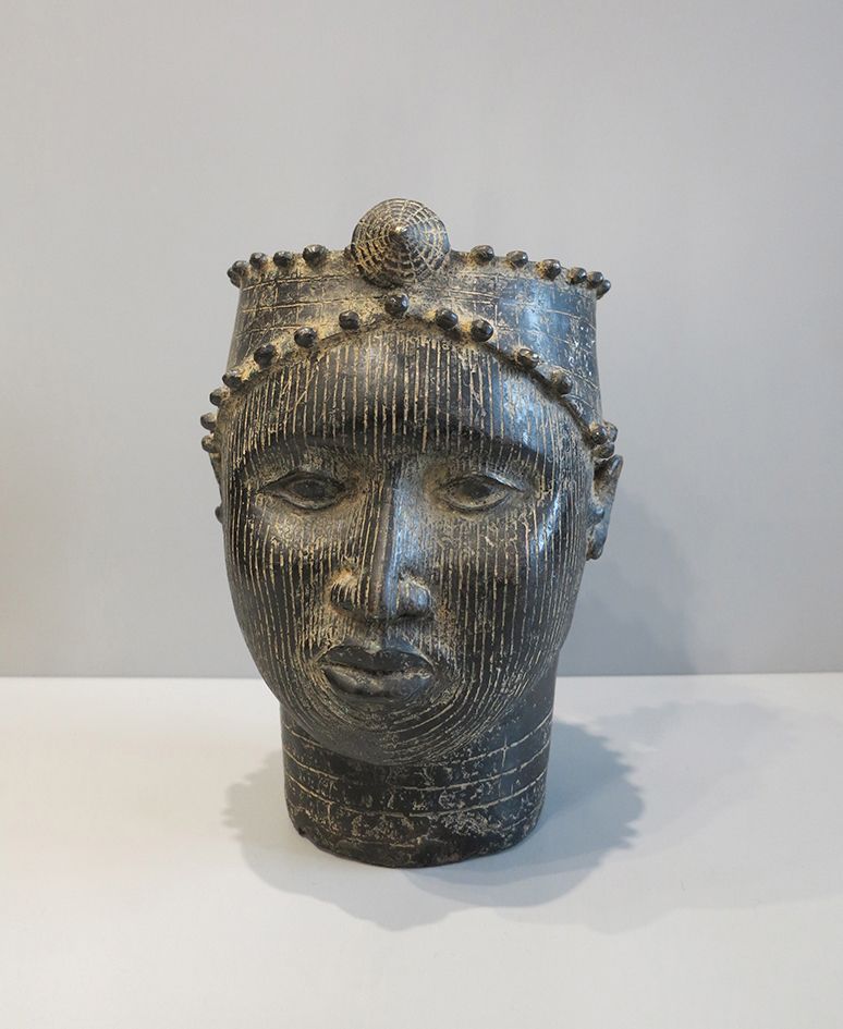 Tête Ifé Sculpture en bronze réalisée à la cire perdue représentant une tête en &hellip;