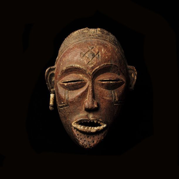 Masque Tshokwe Beautiful mask, Tshokwe, Angola

with wide closed eyes and half-o&hellip;