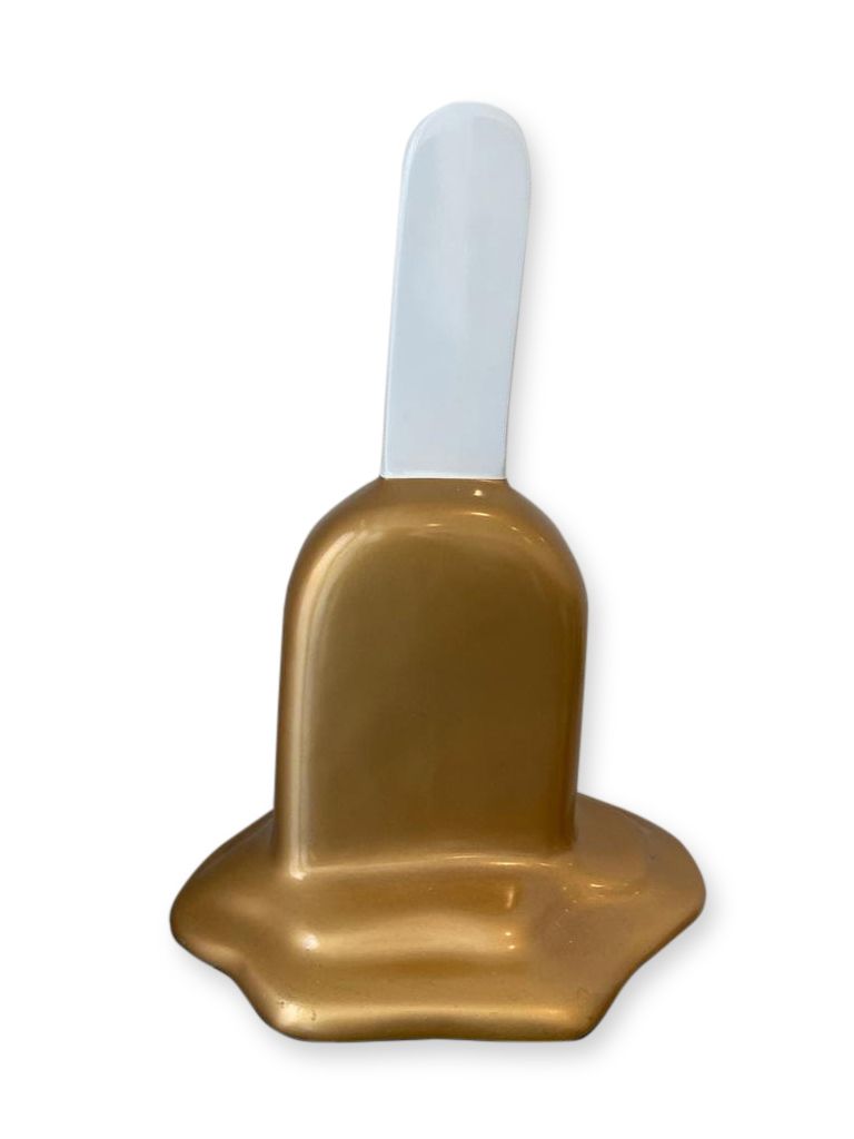 Charly Rocks (Né en 1983) 金色的冰淇淋，2021年

树脂雕塑

涂有金属色的车身漆。

底座下有签名，编号为1/1，日期为 "巴黎"&hellip;