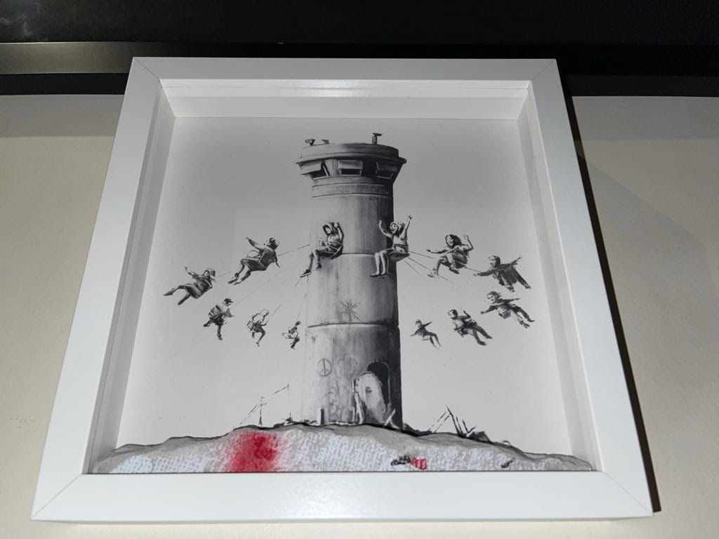 BANKSY (d'après) (Anglais - Né en 1974) 班克斯x围墙外的酒店--盒装

石版画与墙上的水泥 - 无签名，墙上的酒店印章两&hellip;