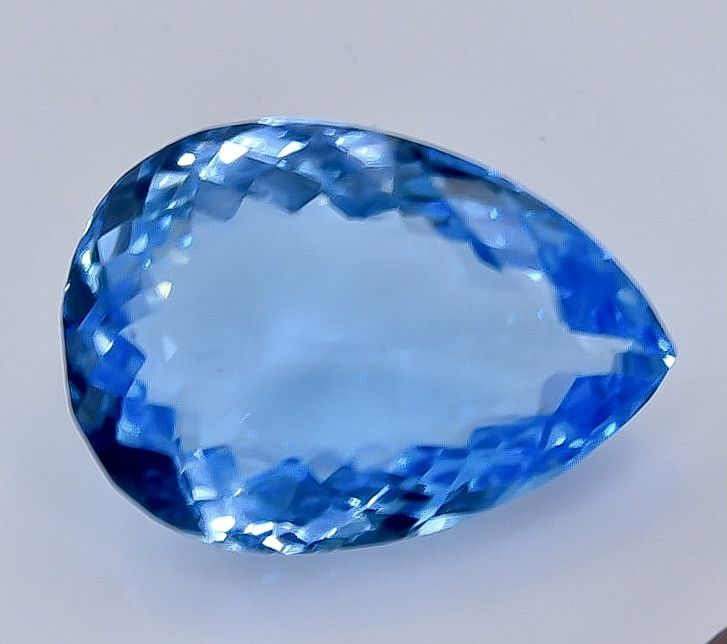 TOPAZE BLEUE SUISSE 16.49 CT- BRESIL 来自巴西的天然蓝色黄宝石

 - 重量16.49克拉

 - 大小梨

 - 瑞士蓝颜&hellip;