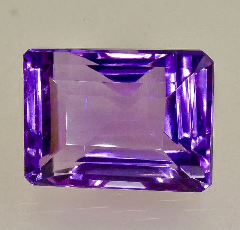 AMETHYSTE 21.39 CT- MADAGASCAR 来自巴西的天然紫水晶

 - 重量21.39克拉

 - 尺寸 长方形 八角形

 - 紫色

-&hellip;