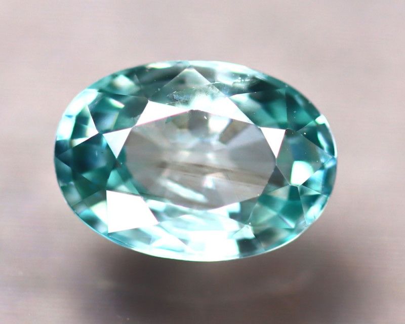 ZIRCON BLEU 2.08 CT- CAMBODGE 来自柬埔寨的天然锆石

 - 重量2.08克拉

 - 尺寸 椭圆形

 - 颜色 蓝色

- 纯度&hellip;