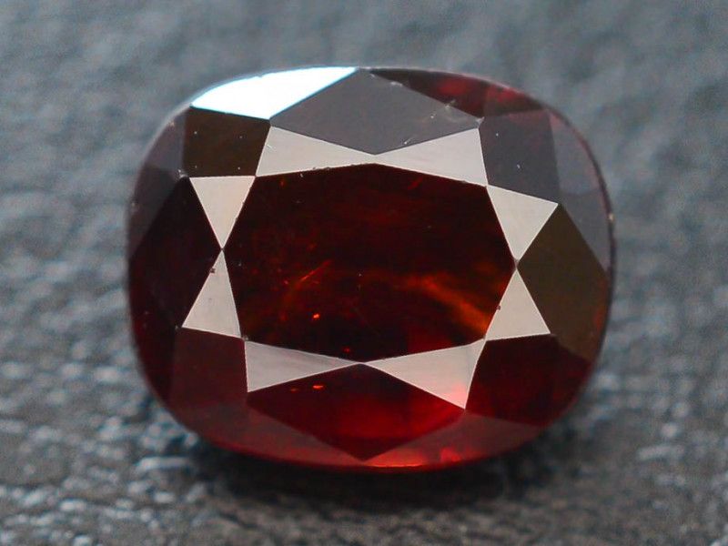 ALMANDINE 1.62 CT- NAMIBIE 来自纳米比亚的天然芒硝石

 - 重量1.62克拉

 - 尺寸 垫子 

 - 颜色 红色

- 未经处&hellip;