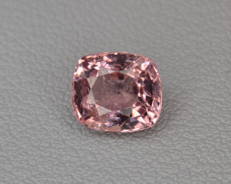 SPINELLE ROSE 1.40 CT- BIRMANIE 来自缅甸的天然尖晶石 - 缅甸

 - 重量1.40克拉

 - 尺寸 垫子

 - 颜色 粉橙&hellip;