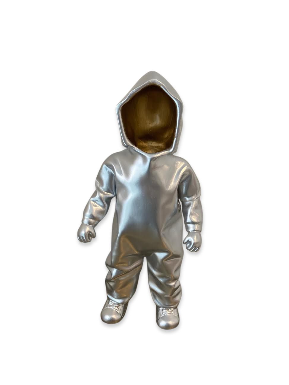 JOHN. TOBB (Né en 1953) 宇航员宝宝，2021年

树脂雕塑和金银色人体涂料

在鞋子EA 1/1下签名。

高：30 x 宽：15 厘米