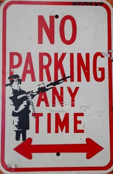 Banksy né en 1974 (D'après) "蜡笔小新 "射手

模板和喷漆在面板上的禁止停车标志（美国）

高45,5 x 30,5厘米

面板上&hellip;