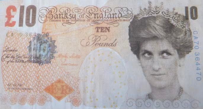 BANKSY (Anglais - Né en 1974) BANKSY

Lady Di Faced Tenner（10英镑传真纸币），2004年。



纸&hellip;