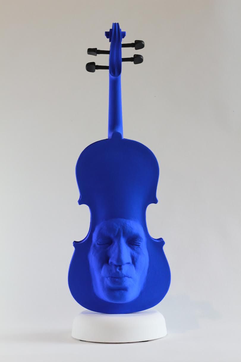 Gregos (ne en 1972) 疯狂的小提琴，2021年

混合媒体：用石膏-聚酯纤维制成的脸的包容，一个是亲吻，另一个是微笑，放在用丙烯酸画的 "bl&hellip;