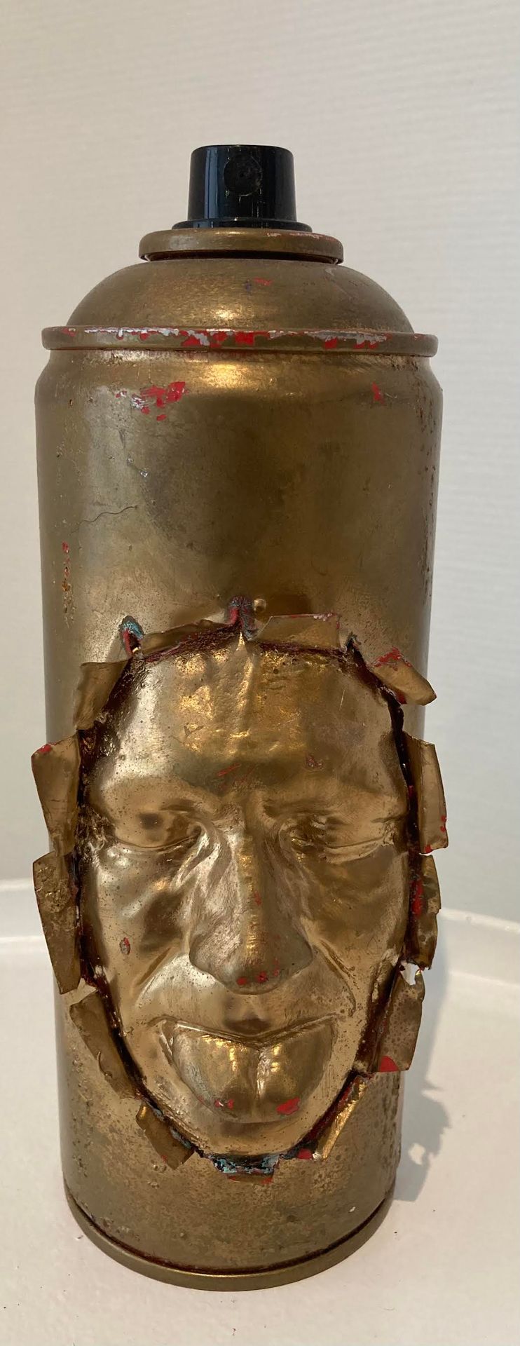 Gregos (ne en 1972) 带有艺术家面孔的绘画雕塑生物体

混合媒体：石膏、金属和丙烯酸树脂

高20厘米