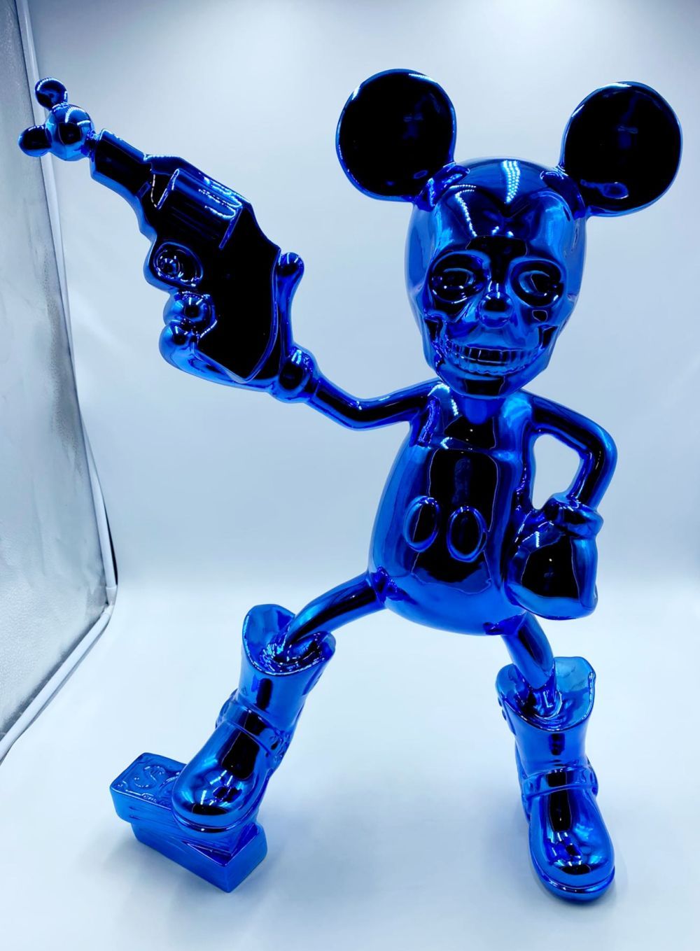 Dom'One - Mickey Blue Dom'One - Mickey Blue



Chrome resin

Hand signed

Unique&hellip;