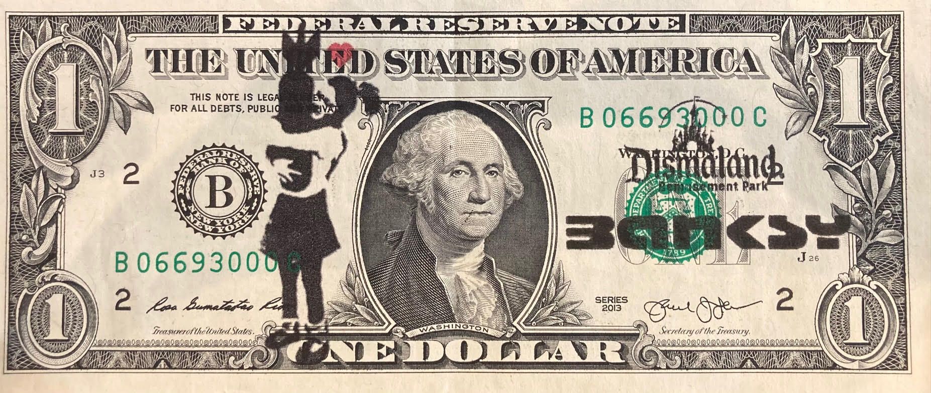 Banksy né en 1974 (D'après) Dismaland的纪念品, 2015

炸弹女郎

模板、喷壶和记号笔在真正的美元纸币上。

有迪斯马&hellip;