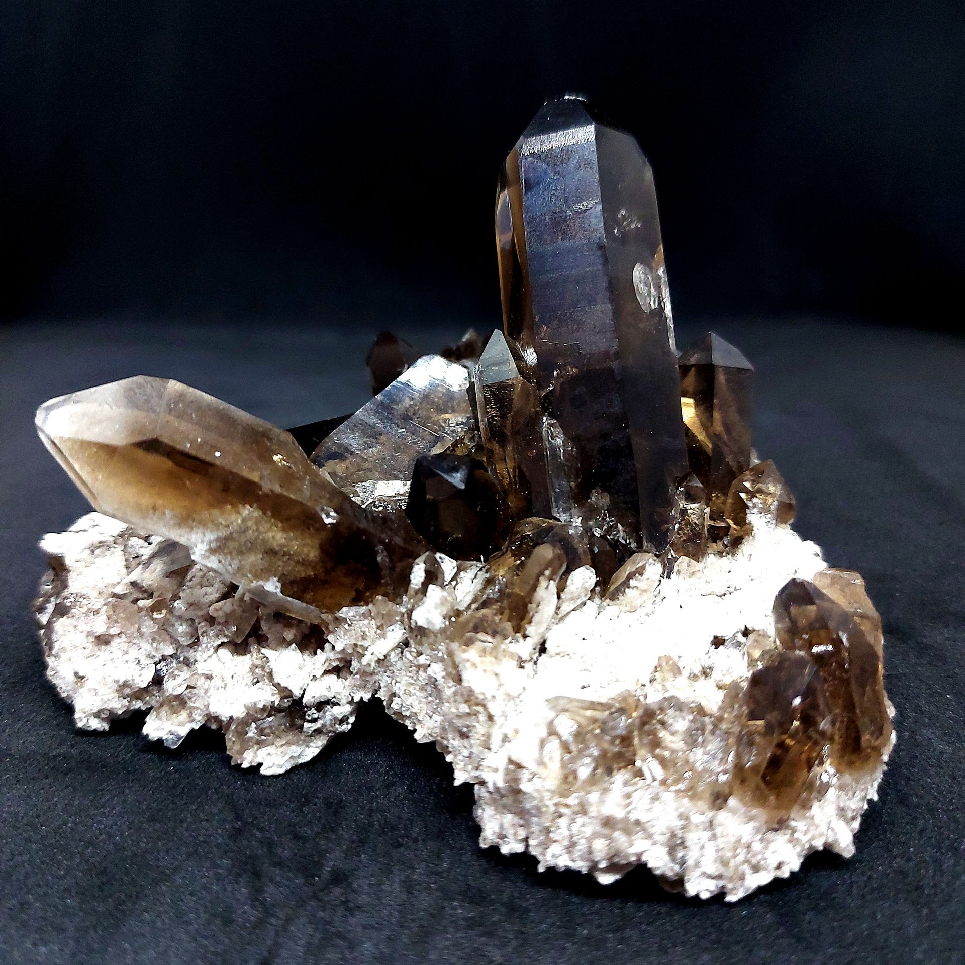 QUARTZ FUME - 409 gr SMOKED QUARTZ composed of various prismatic cistals. The ti&hellip;