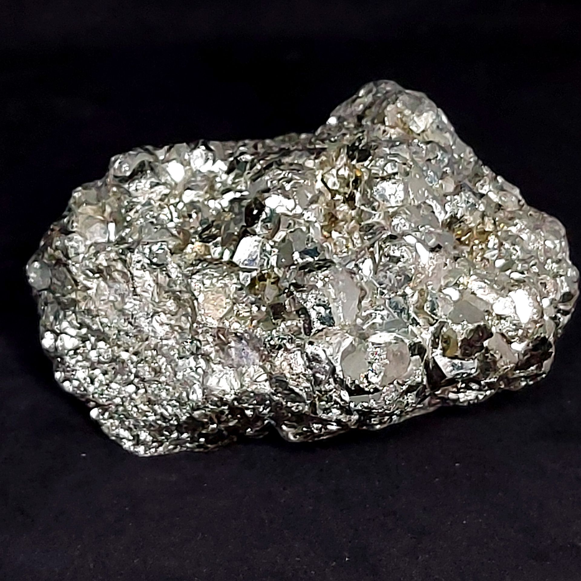 PYRITE - 540 gr 被昵称为 "傻瓜金 "的PYRITE，呈聚合状。非常漂亮的金属金色光泽。经常与黄金混淆的矿物 - 来自巴西 - 重量540克 -&hellip;