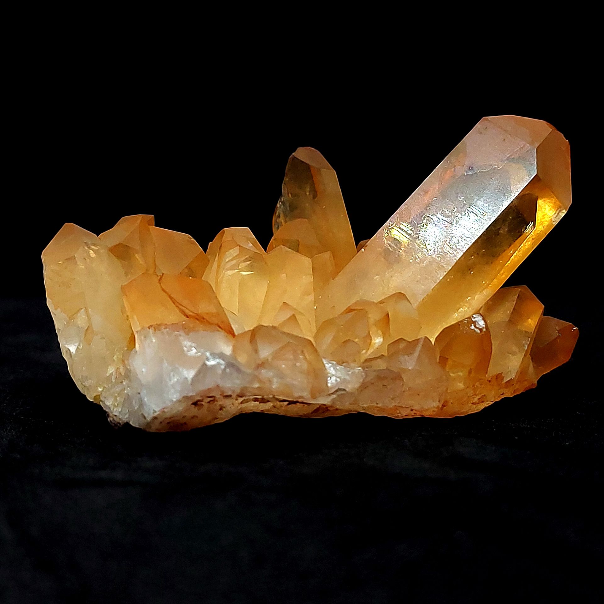 QUARTZ HEMATOÏDE - 100 gr HEMATOID QUARTZ，由多个棱柱状的晶洞组成。石英的自然颜色是由于铁的氧化作用（赤铁矿） - 产地&hellip;