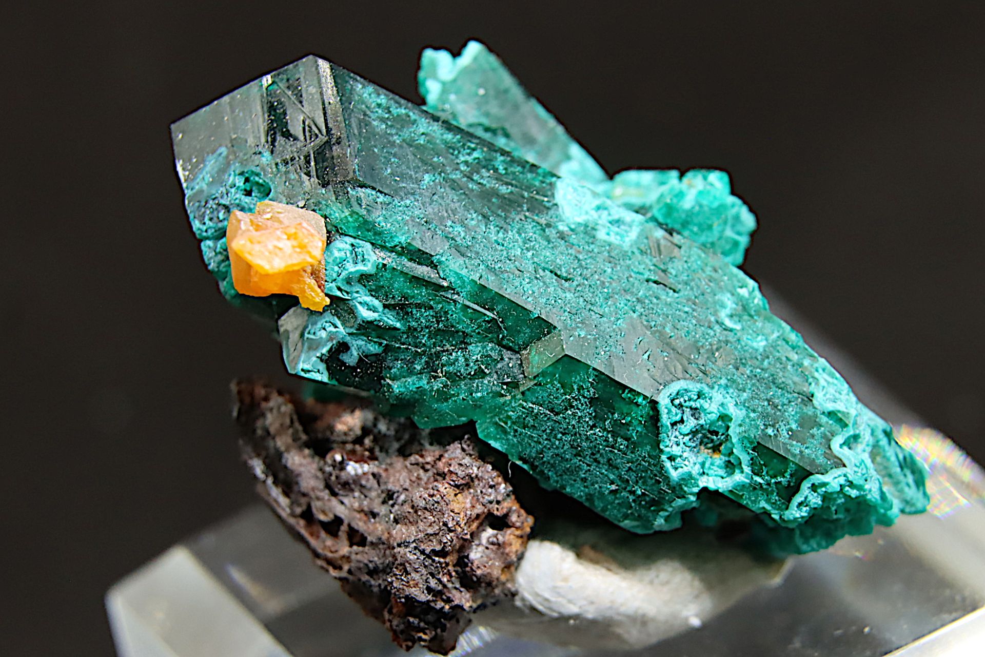 Wulfenite sur dioptase 硫铁矿在大型透镜水晶上 - 纳米比亚 - 尺寸4.2厘米 - 约50克。