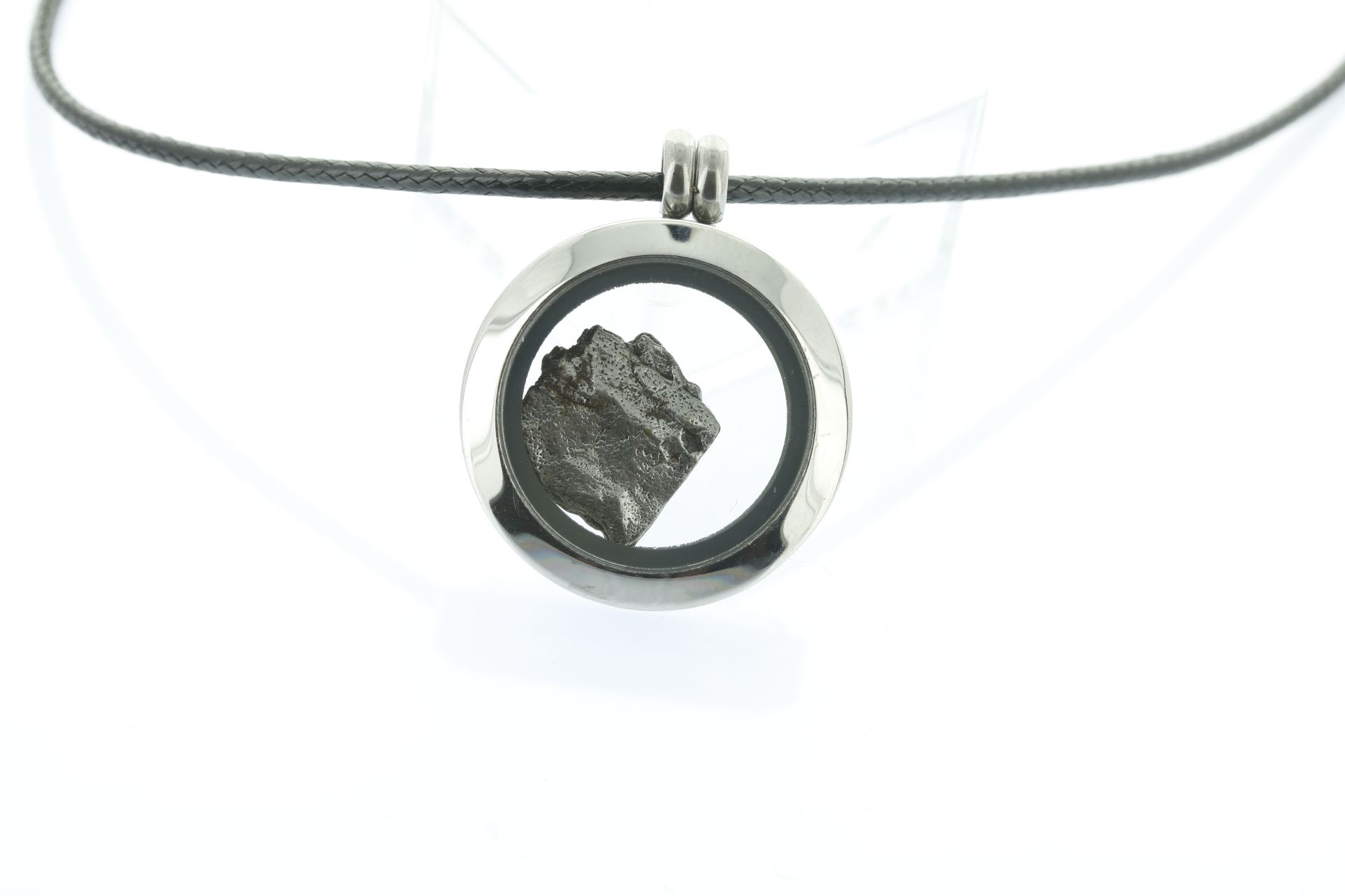 Pendentif médaillon
, météorite Campo del Cielo Médaillon contenant un fragment &hellip;