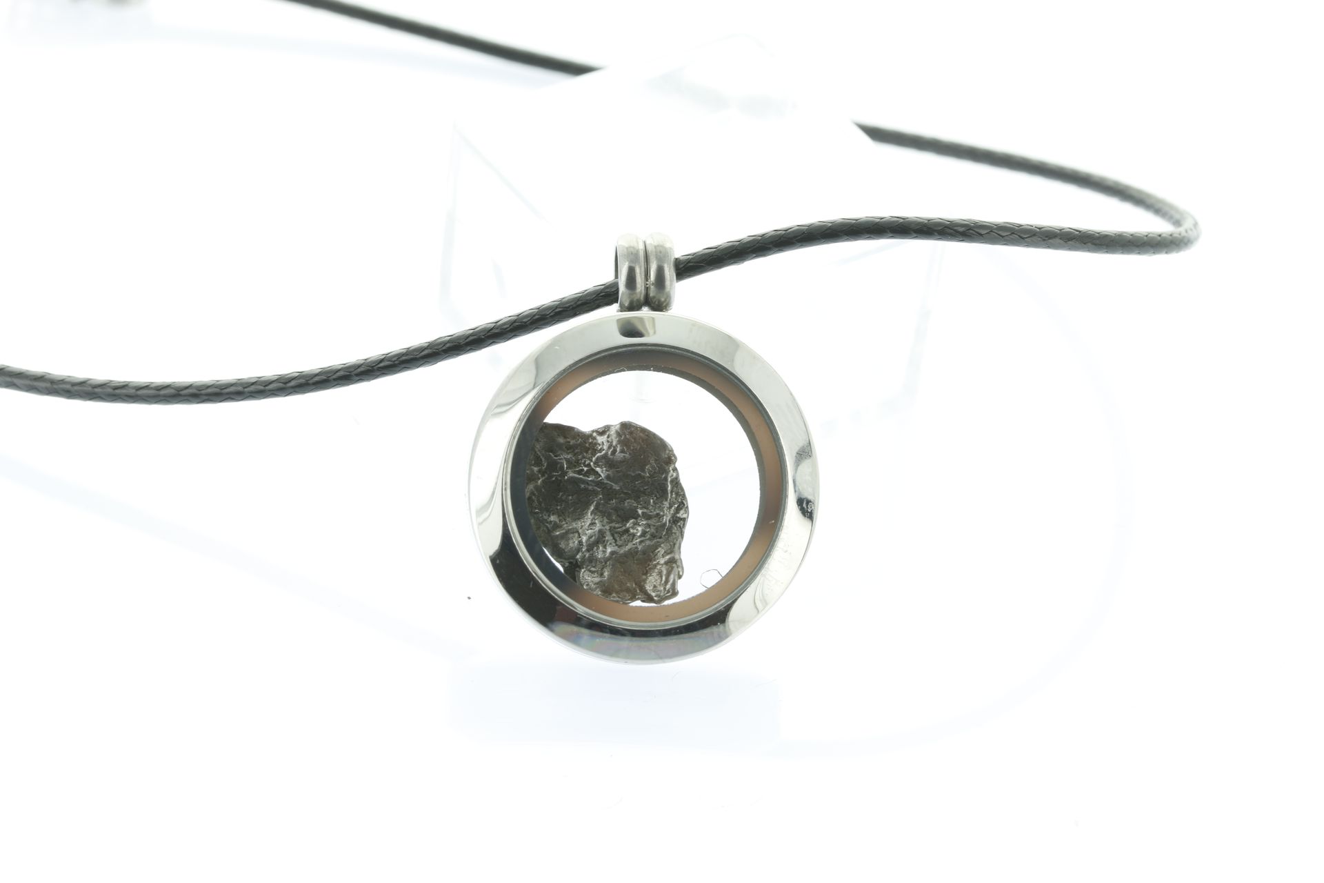 Pendentif médaillon
, météorite Campo del Cielo Médaillon contenant un fragment &hellip;