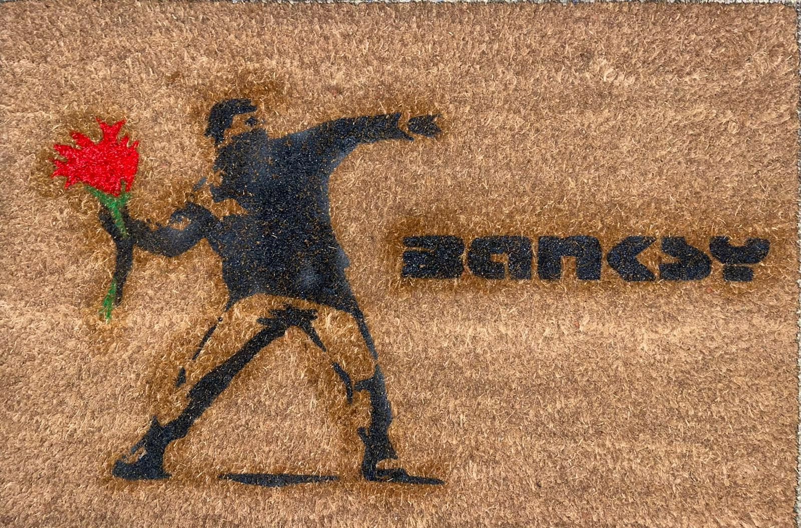 Banksy (Né en 1974) (D'après) 班克西(1974年出生)之后--抛花者



钢印门垫。

用黑色气雾剂的模版签名。



尺寸：4&hellip;