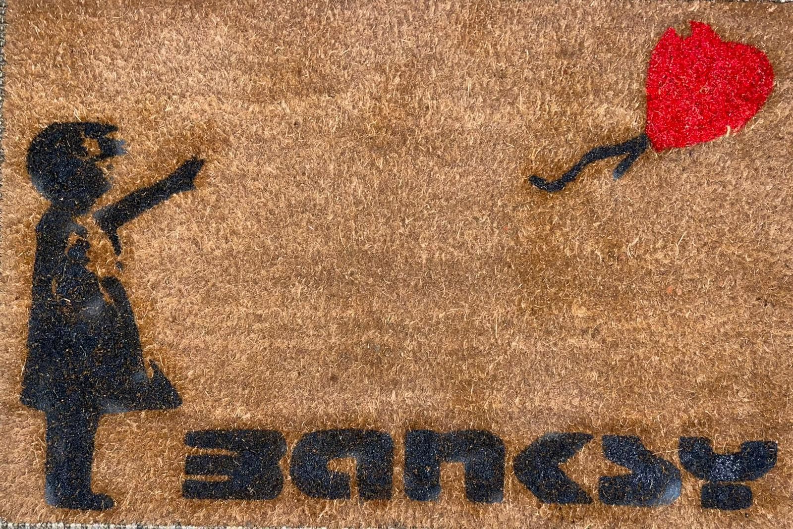 Banksy (Né en 1974) (D'après) BANKSY (生于1974年)之后 - 带气球的女孩



钢印门垫。

用黑色气雾剂的模版签名。&hellip;
