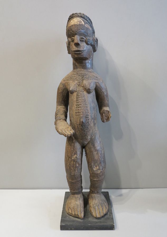 Statue Igbo Female anthropomorphic statuette, standing, the body, face and headd&hellip;