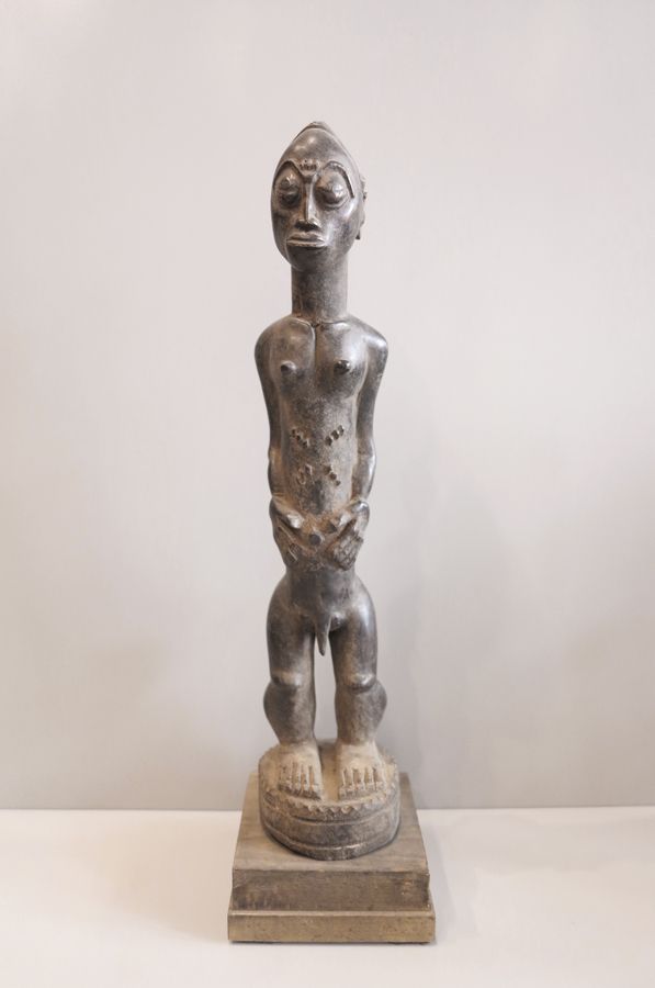 Statue en bois Baoulé 表现一个强壮的、肌肉发达的年轻人，拉长的有疤痕的躯干，短小的腿和强壮的小腿，隆起的臀部，突出的脸。

象牙海岸，Ba&hellip;