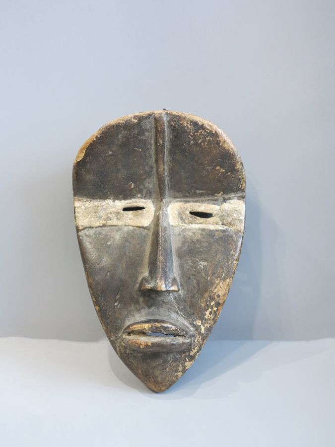 Masque DAN 丹-面具-科特迪瓦共和国

带有棕色铜锈的木材

20世纪下半叶

14x7x22厘米