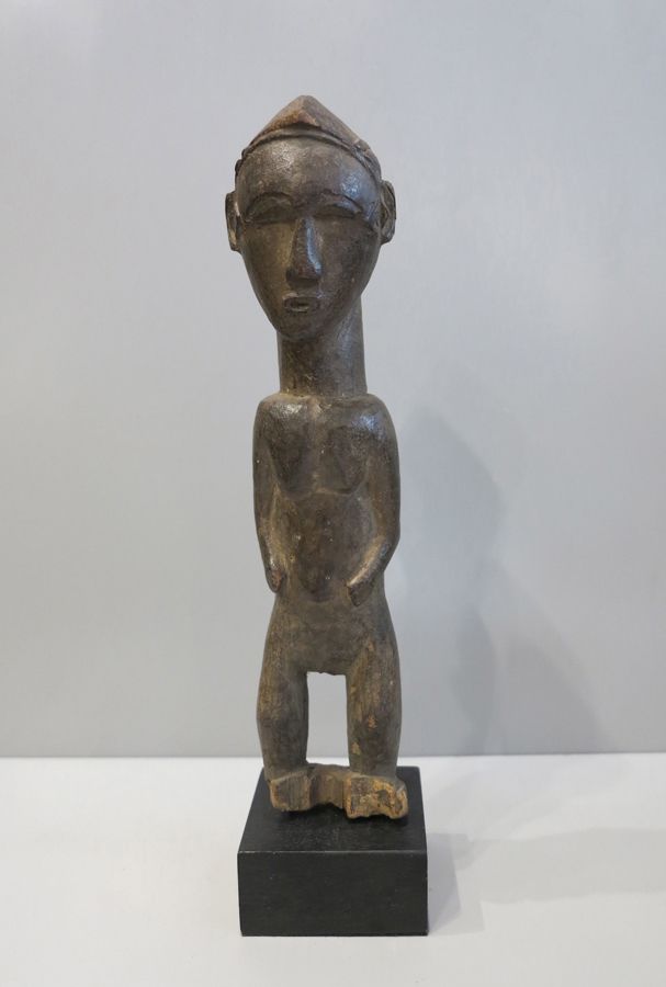 Statue en bois Baoulé 不成比例的雌雄同体雕像，头大，脖子粗壮，手臂小，腿短。

象牙海岸，Baule族群。

高29厘米