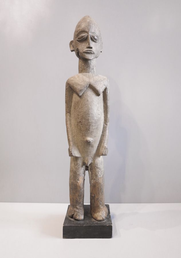 Statue Lobi en bois 一尊雌雄同体的贝特巴雕像，显示其站立时双臂在身体一侧。

木头。

布基纳法索, 洛比族

9x8x44厘米