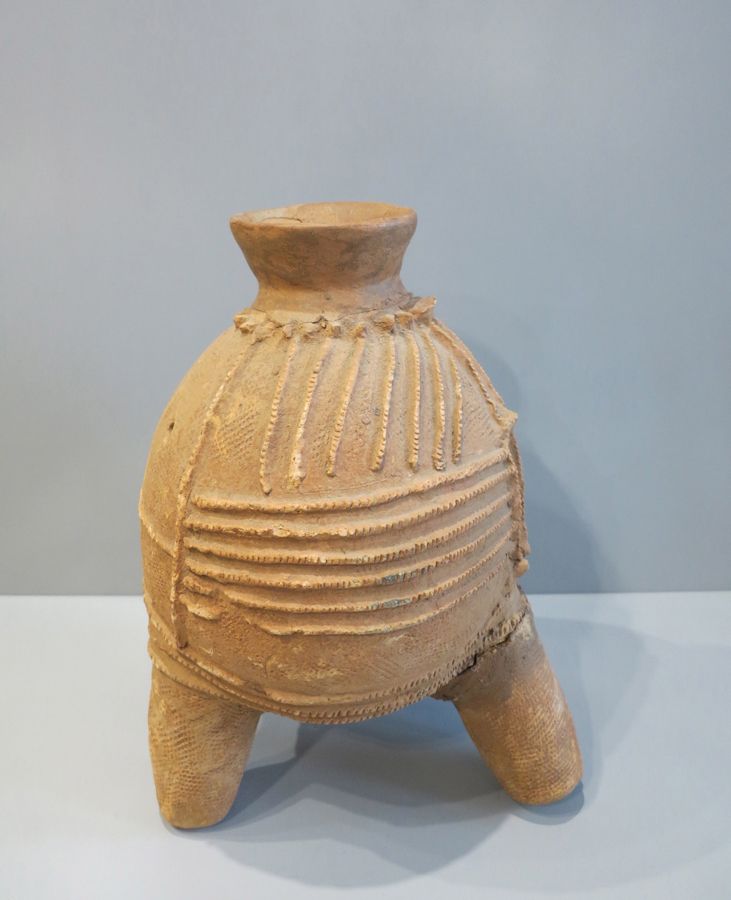 Jarre en terre cuite, Nigéria Terracotta tripod jar.

Nigeria

29x41cm