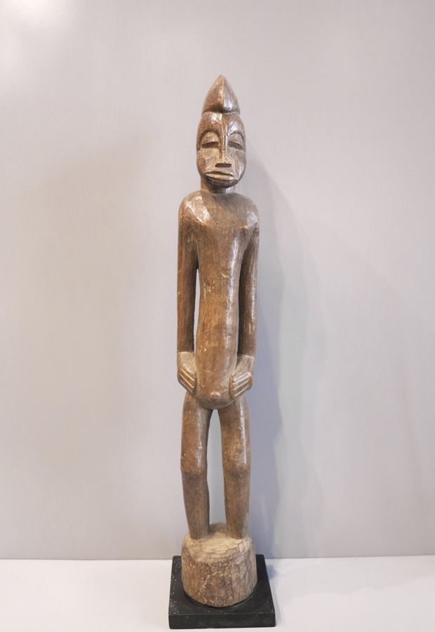 Statue en bois Senoufo Statuette masculine représentée debout les bras le long d&hellip;