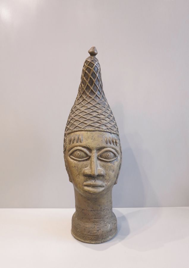 Tête Ifé en bronze Tête de roi. 

Bronze

Nigéria, ethnie Ifé

15x19x54cm