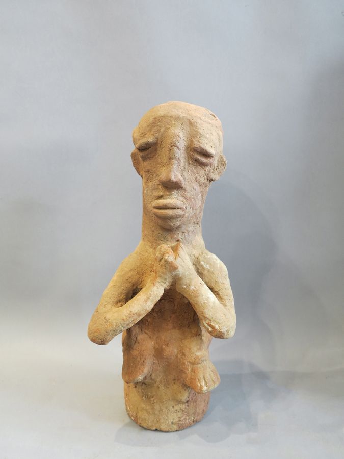 Personnage Katsina, Nigéria Male figure seated with hands joined on the chest.

&hellip;