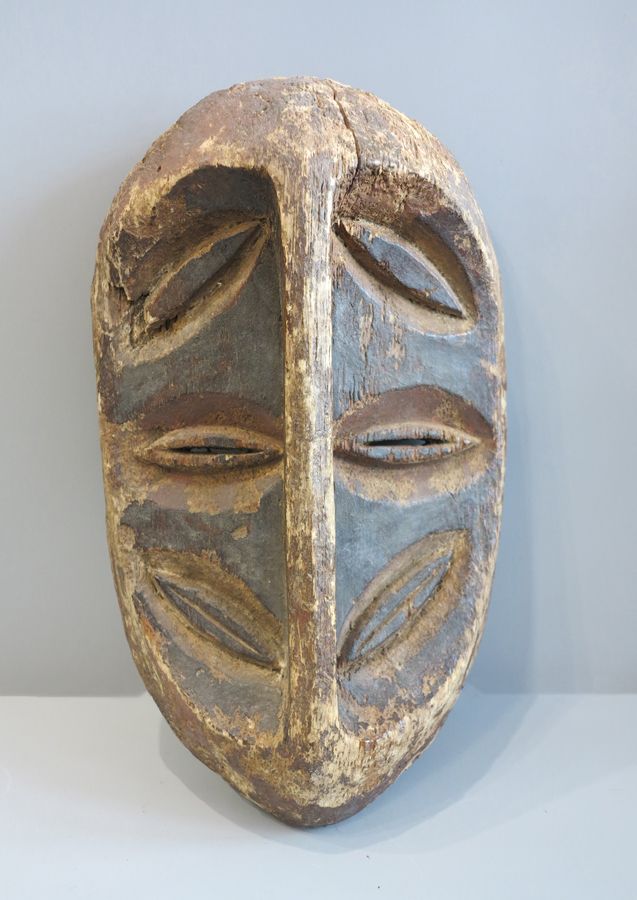 Masque Kwélé Kwele-Maske

Eine flache, ovale Oberfläche. Sechs mandelförmige Aug&hellip;