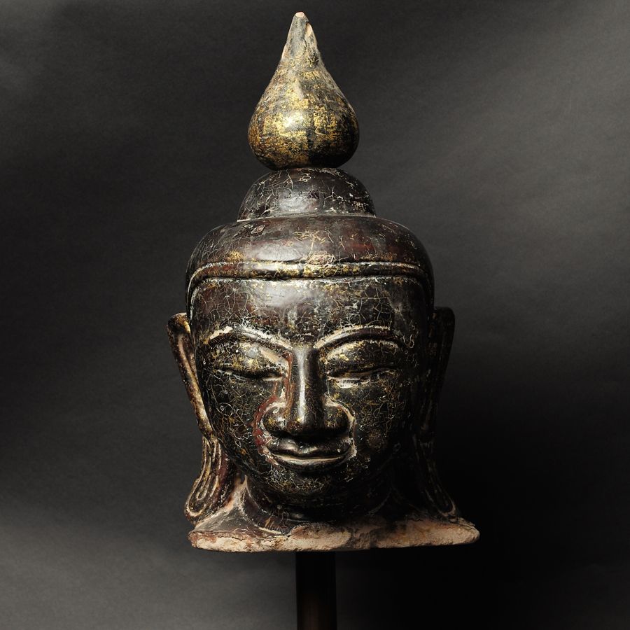 Tête de Bouddha en grès laqué Head of Buddha with serene face and long lobes, th&hellip;