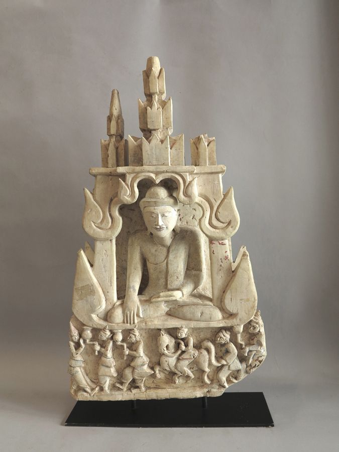 Bouddha assis en pierre 在一座装饰精美的寺庙里，高大的石质浮雕描绘了一尊以布米斯巴萨（Bhumisparsha）修行的佛陀。

饰物都不&hellip;