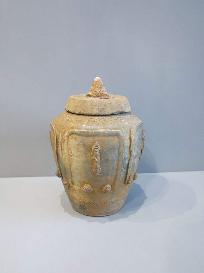 Urne en terre cuite 赭色陶器花瓶，卵形的瓶身带有几何图案，盖子上有一个握柄点。

中国，六朝时期。220 à 589.

17x23厘米